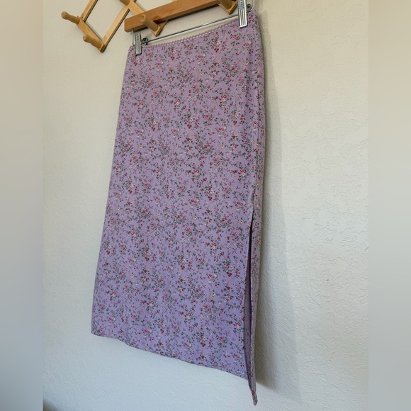 John Galt Floral Midi Skirt W/ Side Slit in Lavender. - Picture 2 of 10